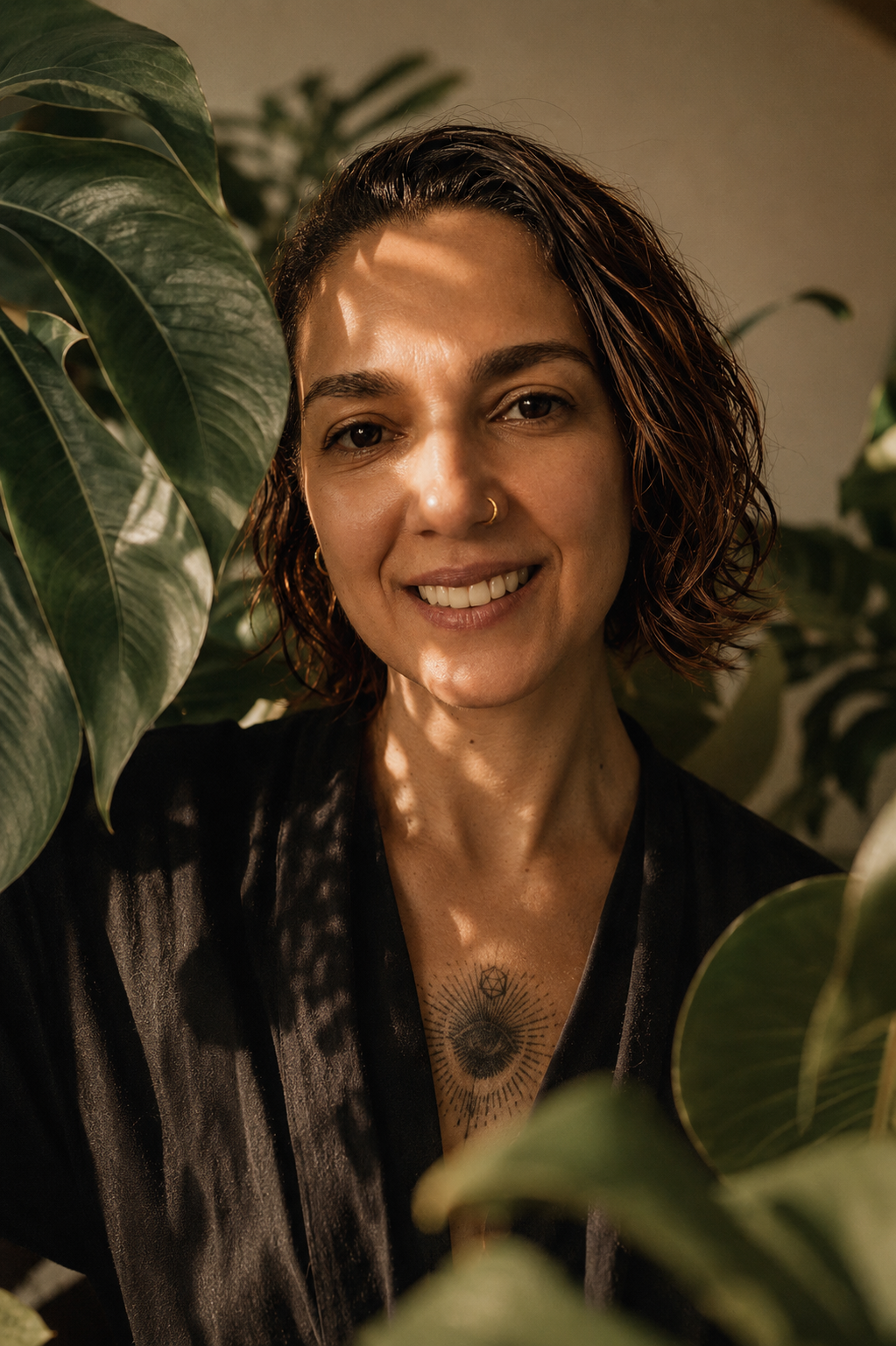 Retrato de Lua Felicia entre folhas